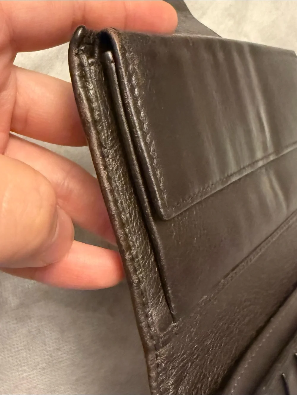 Gucci Black Leather Wallet with Gold Logo Bar